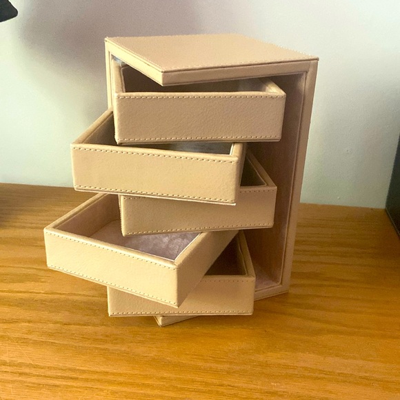 Danier jewelry box organizer. Genuine leather - Picture 1 of 4